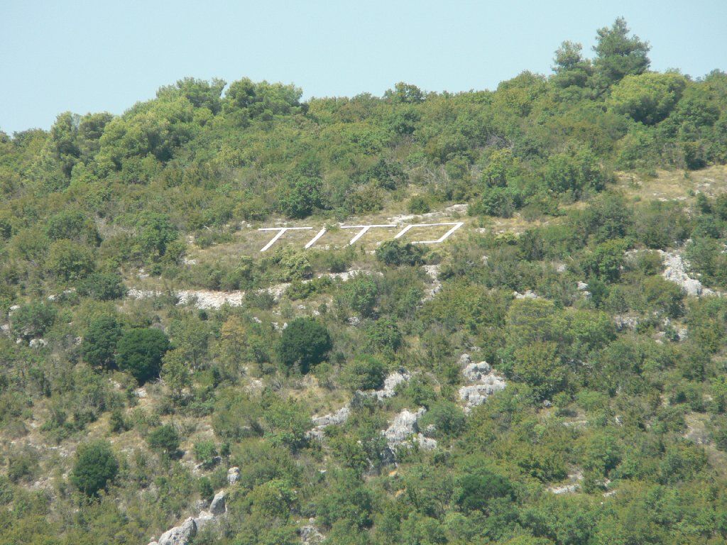 tito-felirat-1 - Gyertekvelem Tito felirat