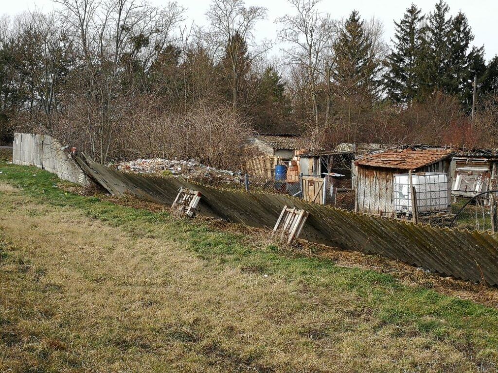 Gyöngyös patak mellett a töltésen, irgalmatlan szeméthalmok
