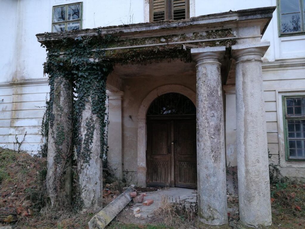 kastely-bejarat-tomord - Gyertekvelem Tömörd kastély romos bejárata