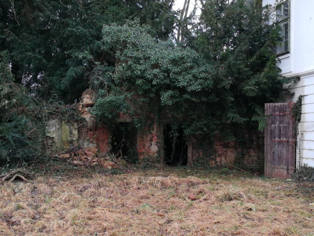 kastely-pince - Gyertekvelem Kastély mellett a pincelejárat