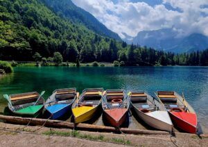 Bringázás a Júlia-Alpokban, Fusine tavon a ladikok kikötve