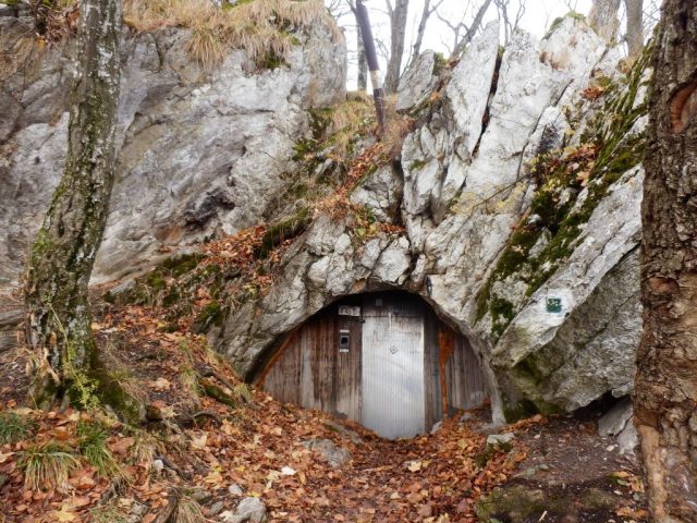 Cserepeskő bejárata