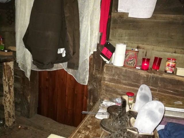 Toldi kunyhó, téli túra, felszerelés szárítása