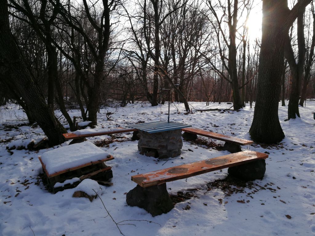 padok-tuzrakohely - Gyertekvelem Padok, asztalok a Gortva birtokon
