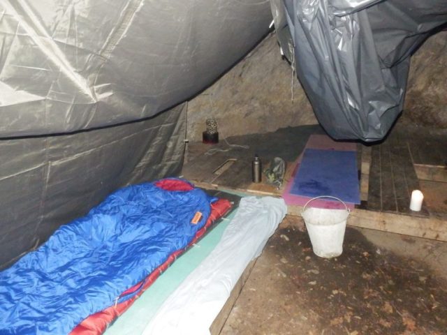 Cserepes-kő barlangszállás