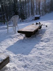 Hóban álló asztalok