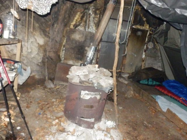 Cserepes-kő barlangszállás