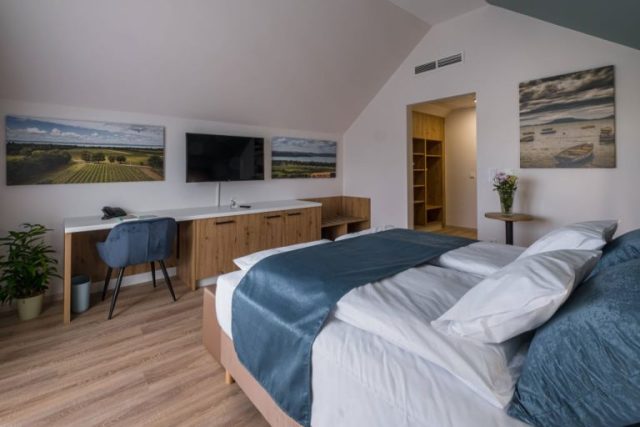 Kistücsök food and room