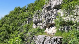 A Pes-kő sziklafala