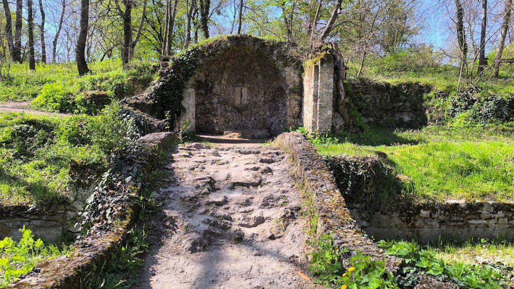 Tata angolpark, romantikus kőhíd és szentély