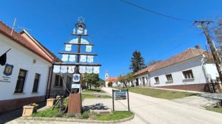 Vértestolna Fő utca a templommal