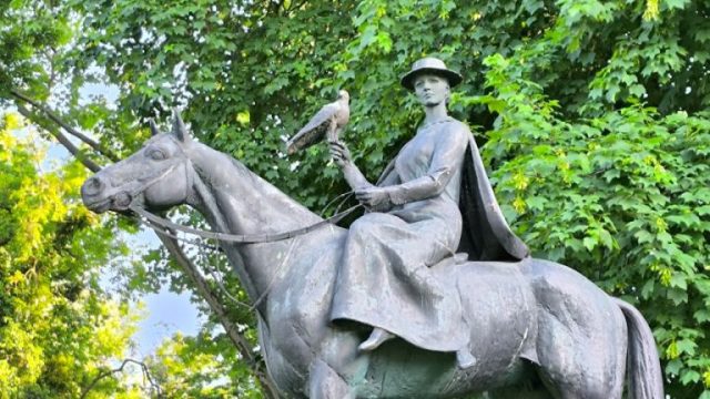 Diana lovasszobra Tatán