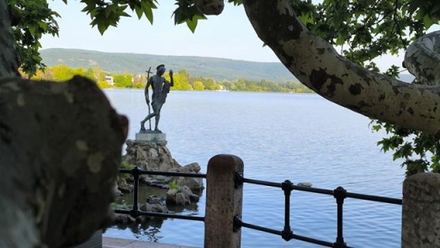 Keresztelő Szent János szobra Tatán az Öreg-tóban