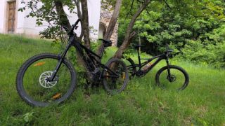 E-bikék a csákvári vadászkápolnánál