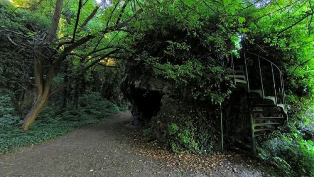 Csigalépcső az Ördög szikla tetejére