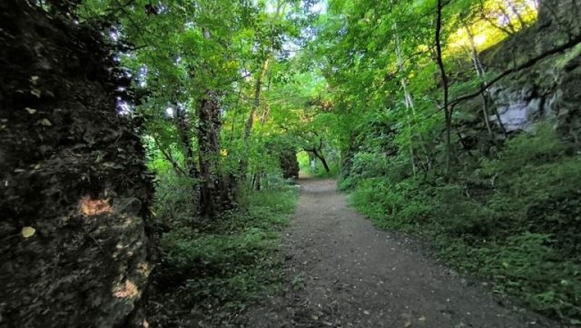 Az Ördög szikla mögötti út Tatán