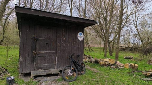 Őrház az Által-ér mellett a Tatai Öreg-tónál