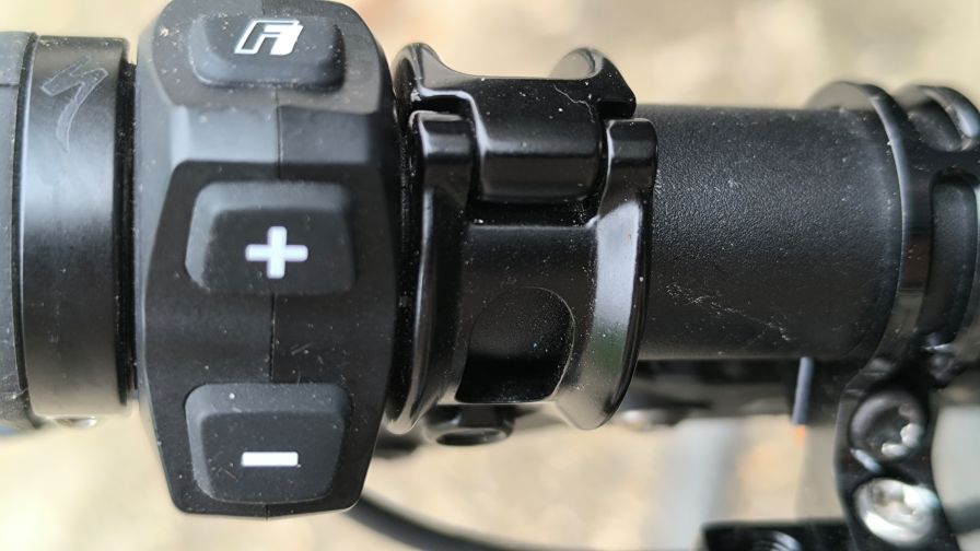 Specialized Turbo Levo kezelőszerv a kormányon.