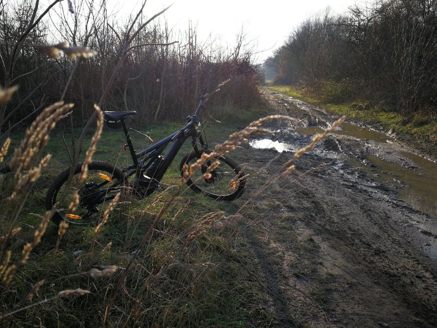 Specialized Turbo Levo E-bike sáros terepen