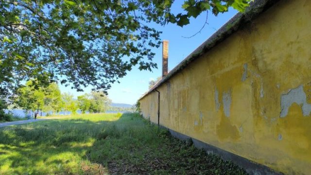 A régi lóistálló az Öreg-tó mellett