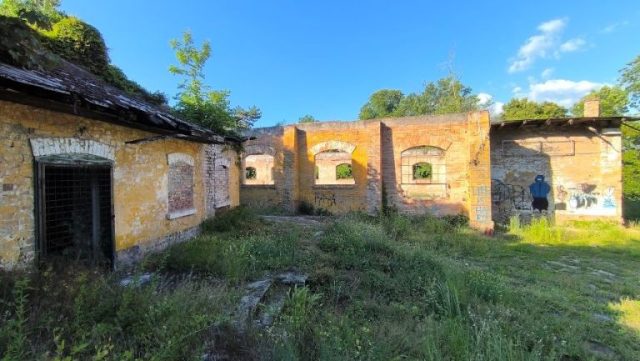 A volt lovarda romos épülete