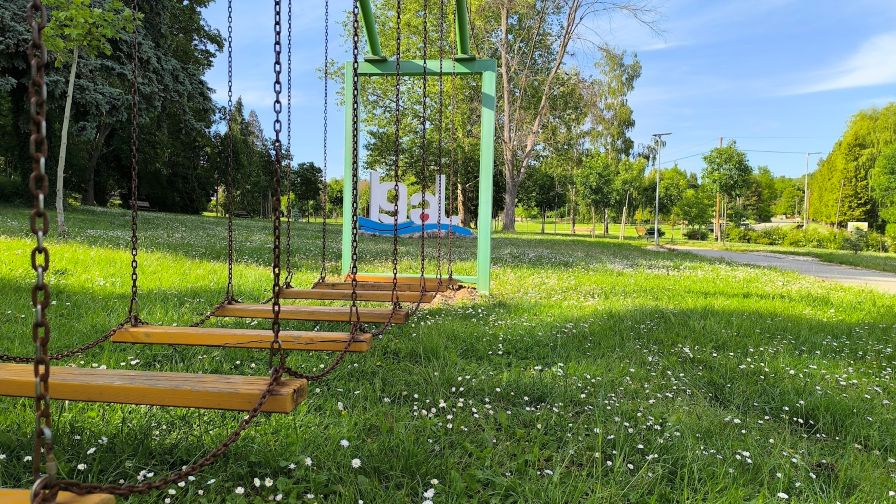 A kempinggel és a gyógyfürdővel szemben egy nagyon szép park csábít esti sétára.