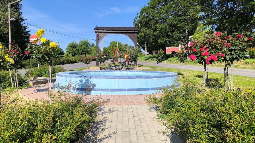 Igal, szökőkút rózsákkal