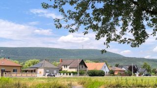 Héreg település és a háttérben a Gerecse torony