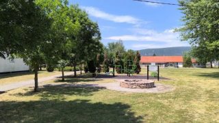 Játszótér a sportpálya mellett