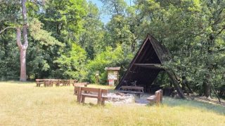 Tűzrakóhely és esőbeálló a Király-kútnál