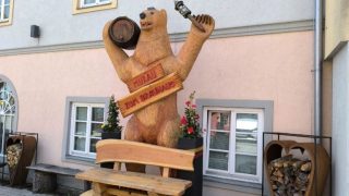 Murau település, fából faragott medve