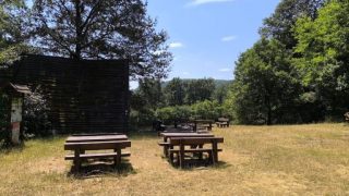 Padok és esőbeálló a réten