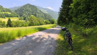R2 kerékpárút egyik lejtős szakasza egy gyönyörű rét mellett
