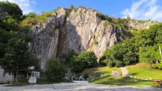 Aggtelek, Baradla-barlang bejárata a sziklafal alatt