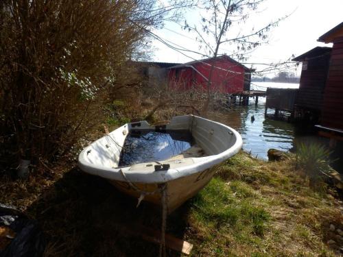 csonak-a-hazak-mogott