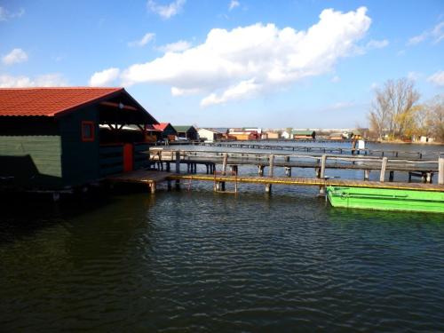 szines-hazak-a-bokodi-tavon