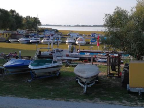 tisza-to-parton pihenő csónakok